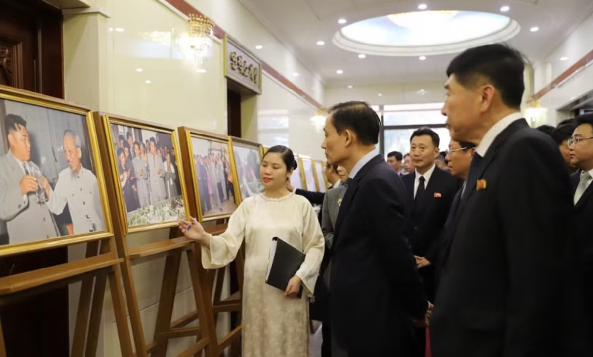Các đại biểu dự sự kiện xem bức ảnh Chủ tịch Kim Nhật Thành và Chủ tịch Hồ Chí Minh - những người đặt nền móng xây dựng mối quan hệ hữu nghị Việt Nam-Triều Tiên. Ảnh: Đỗ Sinh/TTXVN