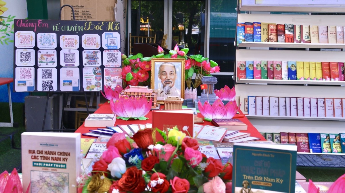 Không gian trưng bày sách về Chủ tịch Hồ Chí Minh tại Đường sách Thủ Đức. Ảnh: Hương Trần/baotintuc.vn
