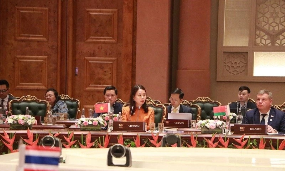 La viceministra de Relaciones Exteriores de Vietnam, Nguyen Minh Hang, interviene en la Conferencia Ministerial del BRICS. Foto: baoquocte.vn