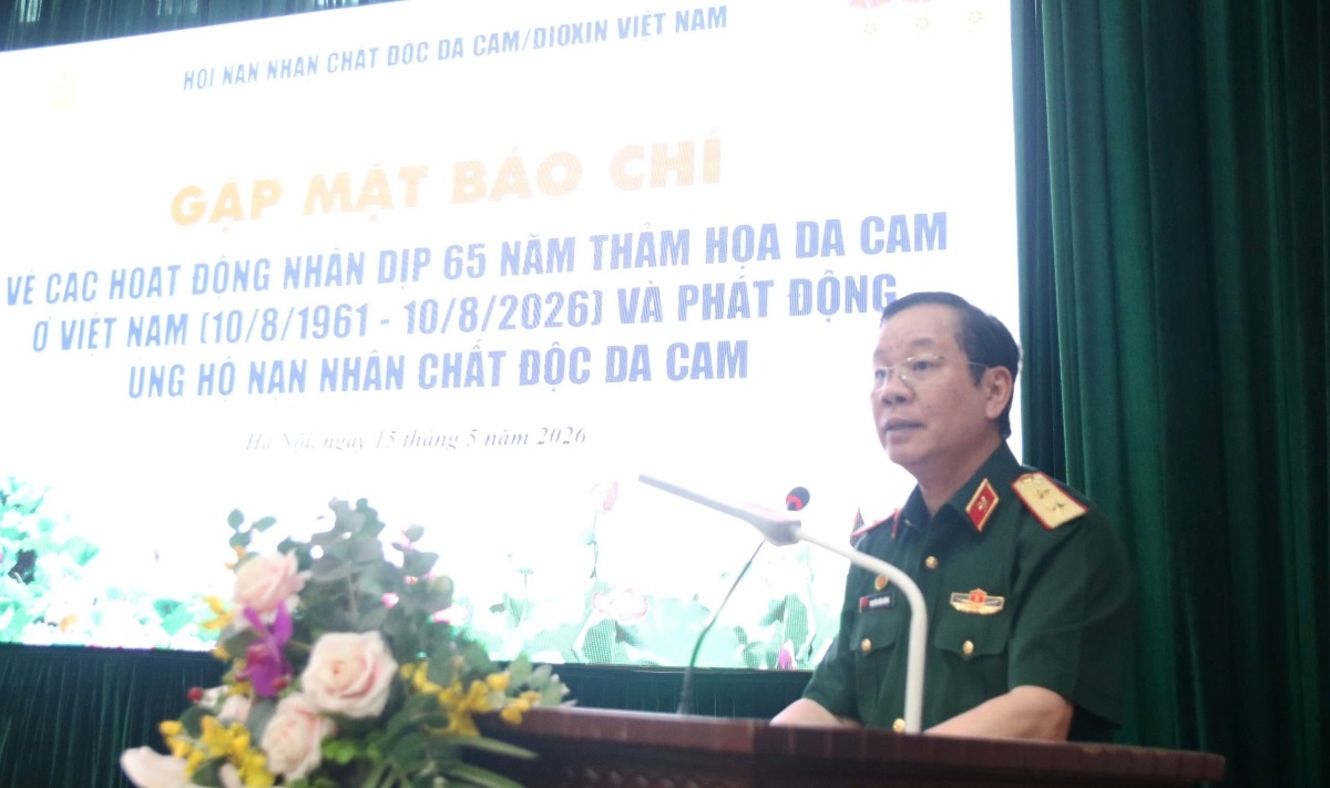 Lieutenant General Nguyen Huu Chinh, Chairman of the Vietnam Association of Victims of Agent Orange/Dioxin, speaks at a press briefing marking the 65th anniversary of the Agent Orange/Dioxin disaster in Vietnam, Hanoi, May 15, 2026. (Photo: VOV)