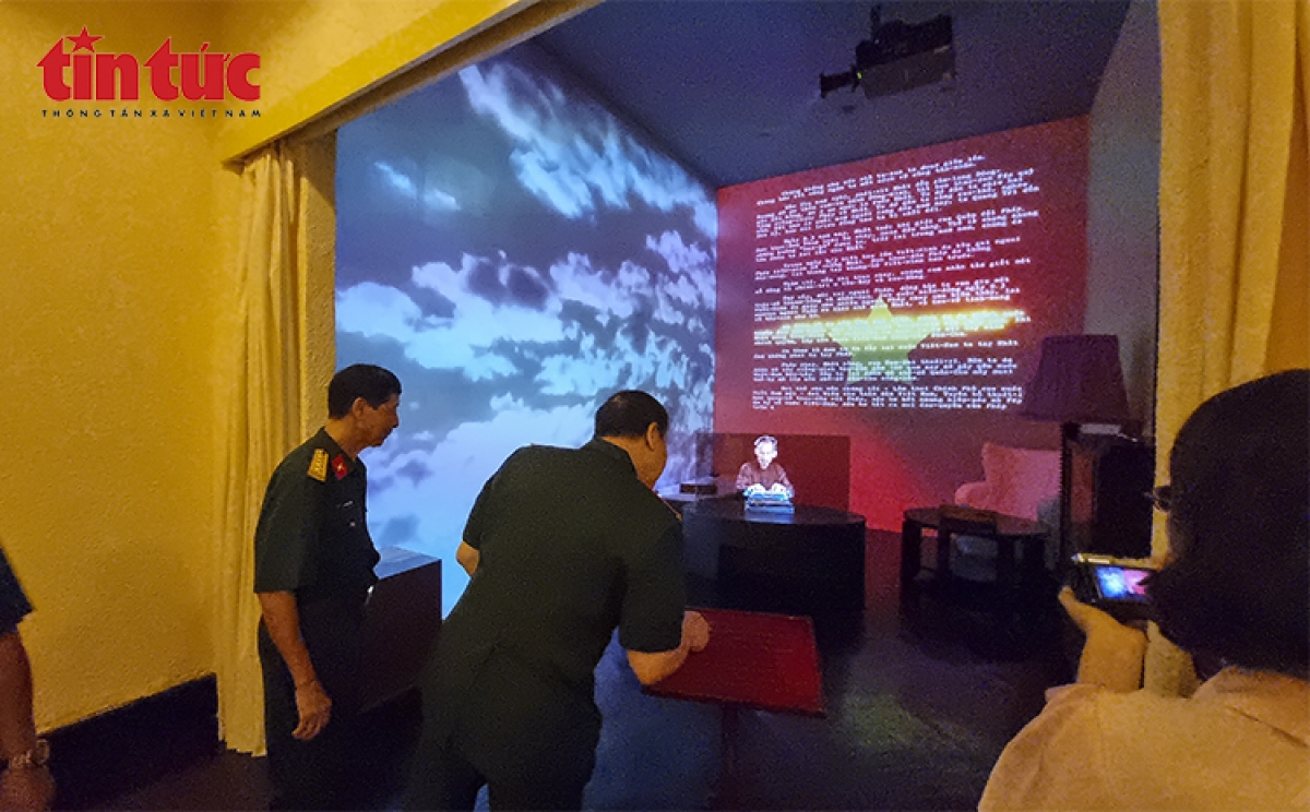 Visitors learn about revolutionary history through a 3D projection system at the 48 Hang Ngang historical site. (Photo: Le Phu/baotintuc.vn)