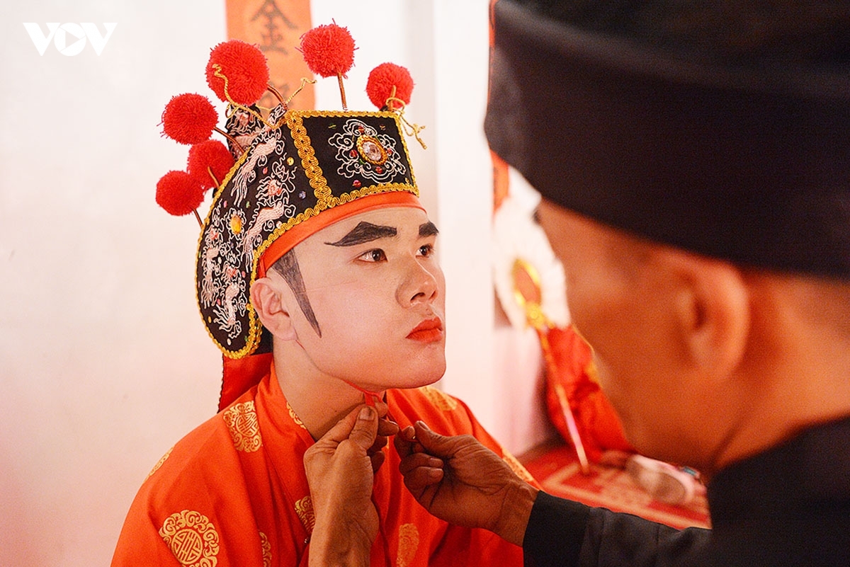 Gia nhân chuẩn bị trang phục cho Ông Hiệu chiêng.