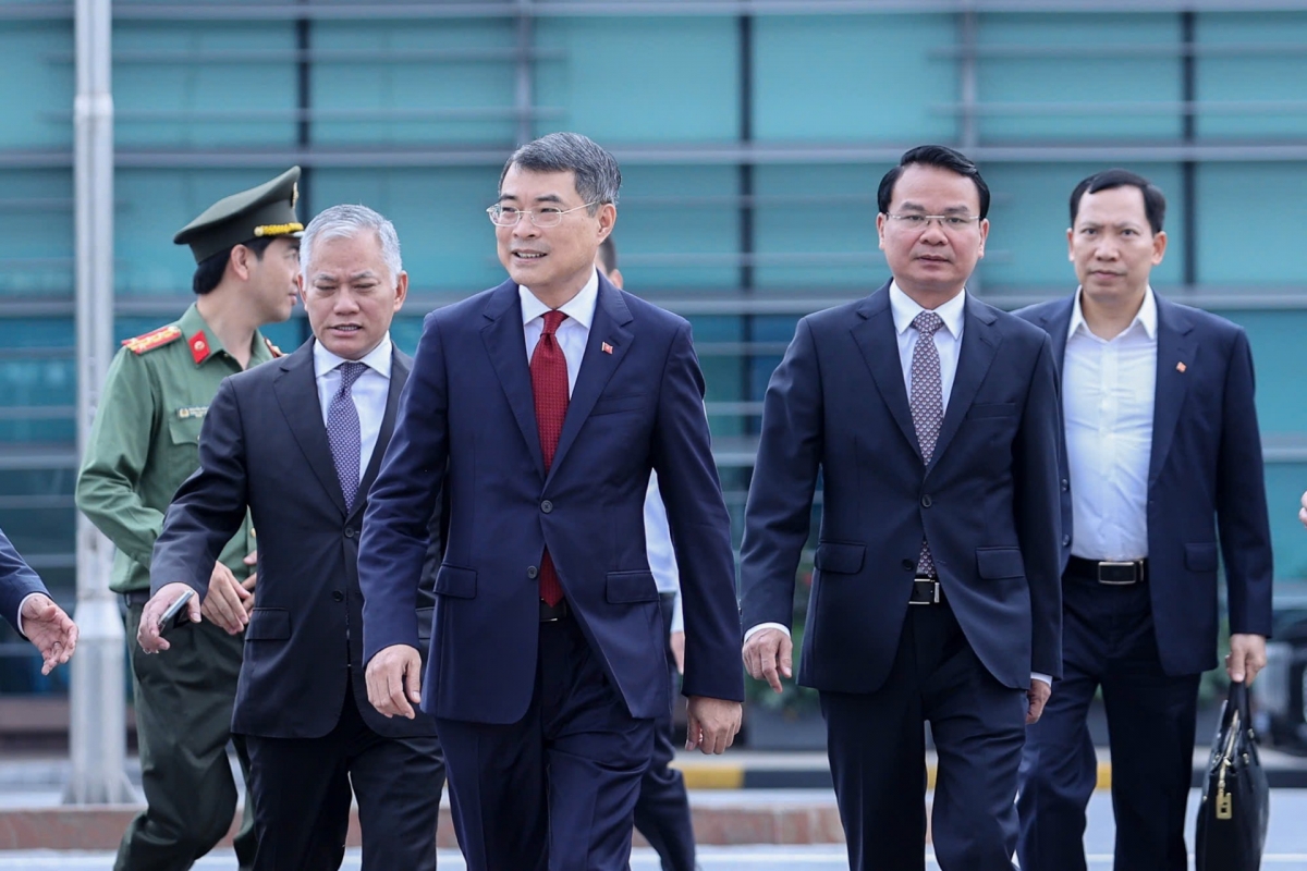 政府总理黎明兴（左一）启程前往菲律宾。