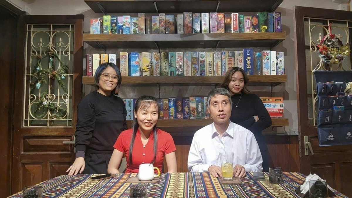Cam Giang, Thuy Duong and a guest in a podcast recording (Photo: Vo Cam Giang)