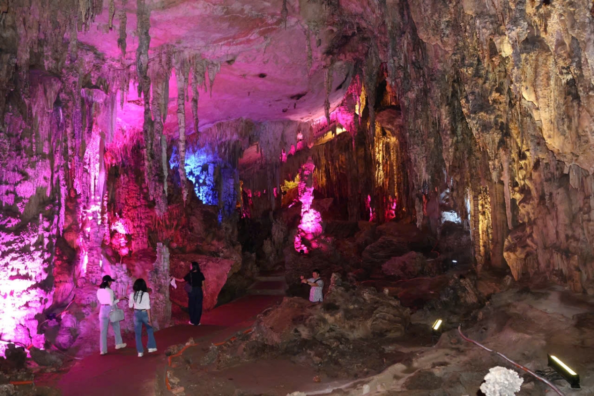 បង្គោលថ្មស្តាឡាក់ទីតមានអាយុកាលរាប់លានឆ្នាំដែលមានរូបរាងប្លែកៗជាច្រើននៅក្នុងរូងភ្នំហួម៉ាក់។ (រូបថត៖ The Hung/VOV5)