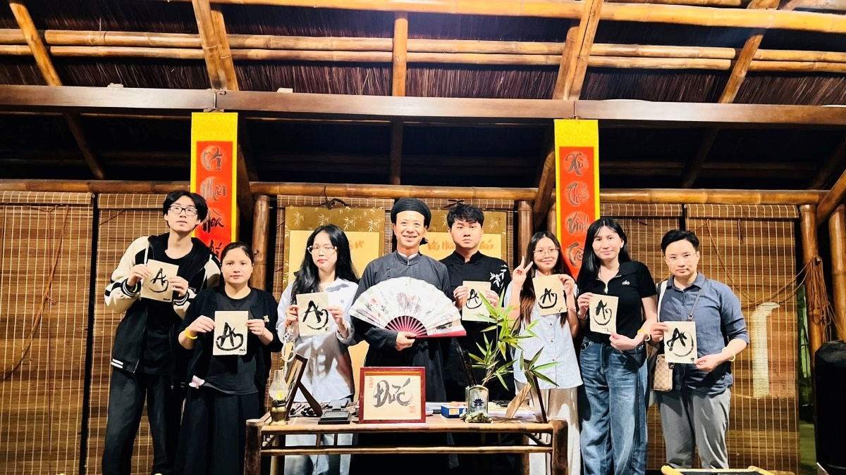 Visitors learn how to use brushes, ink, poonah paper, and other traditional materials to practice calligraphy. (Photo: Kim Lieu/VOV5)