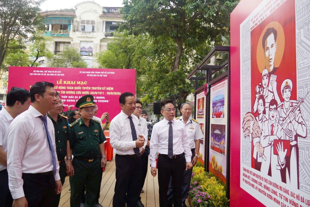 The delegates visit the exhibition (Photo: Vu Huong/ VOV correspondent in Ho Chi Minh City)