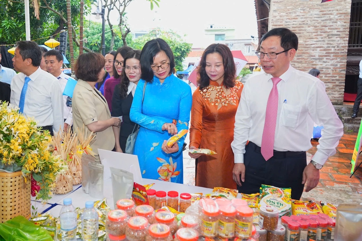 40 booths showcasing products from cooperatives and enterprises owned by women in Hai Phong are on display (Photo: VOV's correspondent in Northeast)