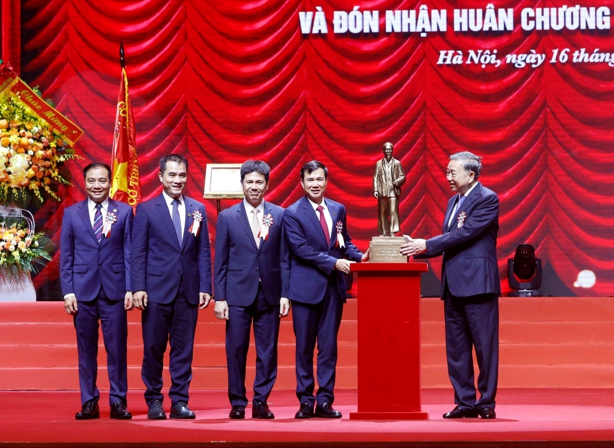Sekjen sekaligus Presiden To Lam memberikan Patung Presiden Ho Chi Minh kepada Universitas Nasional Hanoi (Foto: Thong Nhat/VNA)