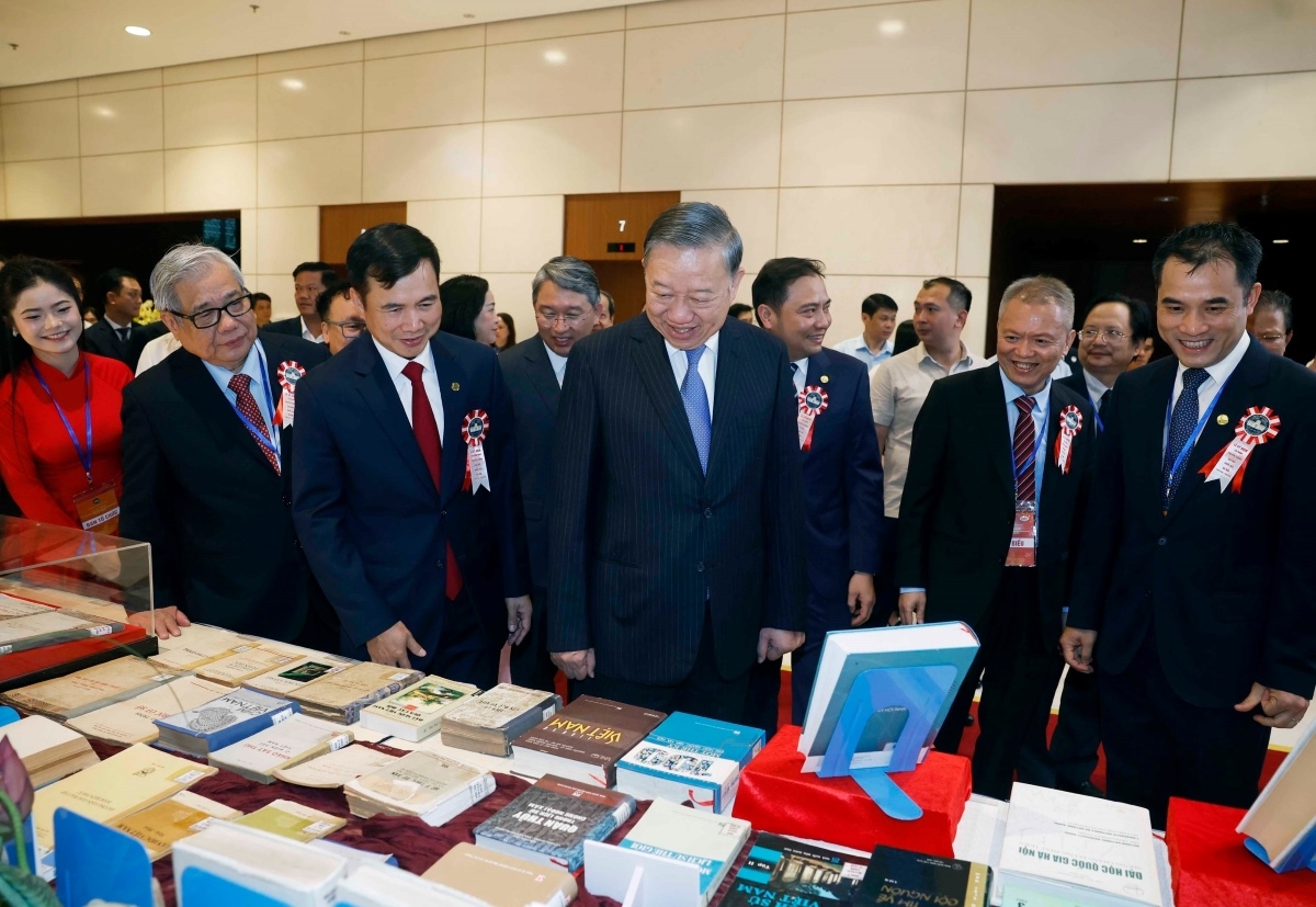 Sekjen sekaligus Presiden To Lam dan para delegasi mengunjungi pameran dalam rangka upacara peringatan HUT ke-120 Hari tradisi Universitas Nasional Hanoi (Foto: Thong Nhat/VNA)
