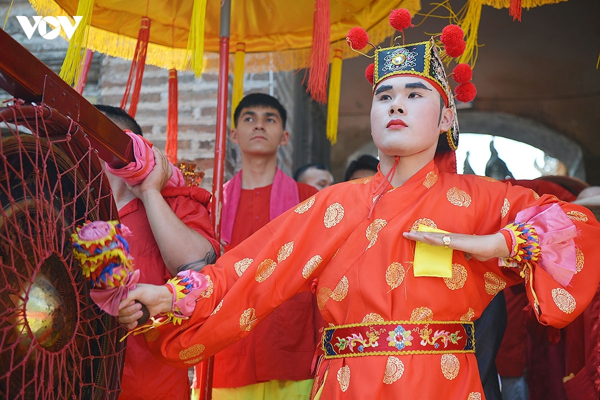 Ông Hiệu chiêng nổi chiêng ở cổng đền.