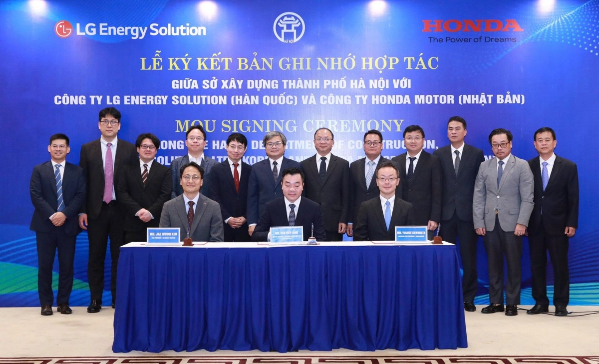 ハノイ市建設局、LG Energy Solution（韓国）、Honda Motor（日本）の代表、ハノイでの電動バイク向け公共バッテリー交換ステーション設置プロジェクトに関する協力覚書に署名（写真：thuonghieucongluan.com.vn）