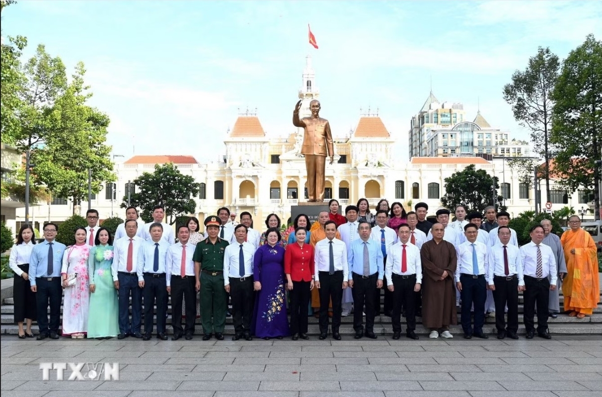 El miembro del Buró Político y secretario del Comité del Partido de Ciudad Ho Chi Minh, Tran Luu Quang, junto a la delegación de la ciudad, posa ante el monumento al presidente Ho Chi Minh en la calle peatonal Nguyen Hue, barrio de Sai Gon. Foto: Thanh Vu/VNA