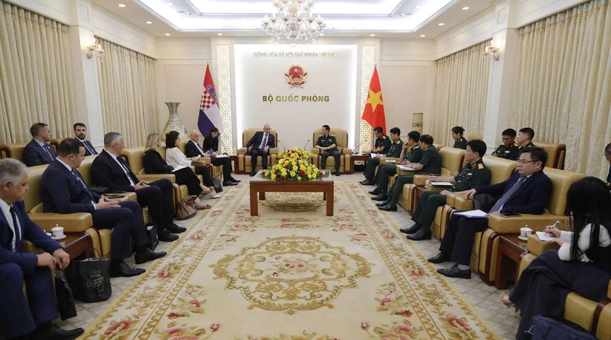 El viceprimer ministro y ministro de Defensa de Vietnam, general Phan Van Giang dialoga con Gordan Grlić Radman, ministro de Asuntos Exteriores y Europeos de Croacia. Foto: VGP