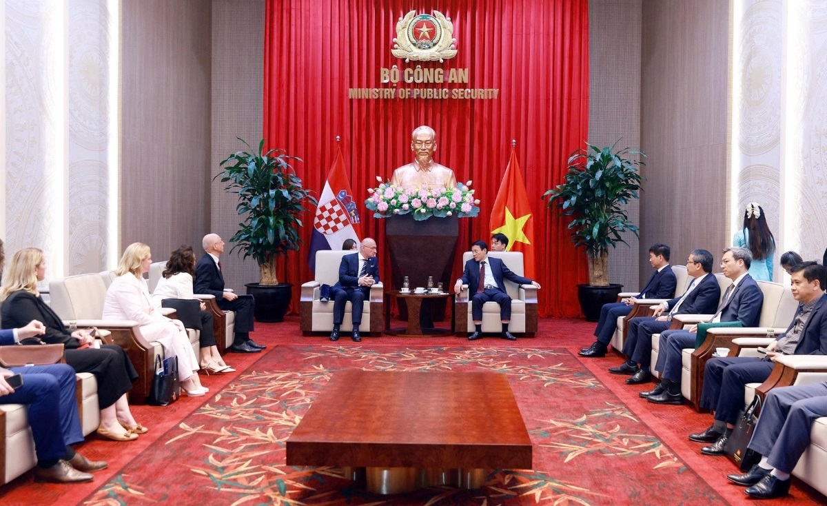 El ministro de Seguridad Pública de Vietnam, Luong Tam Quang conversa con la delegación croata. Foto: daibieunhandan.vn