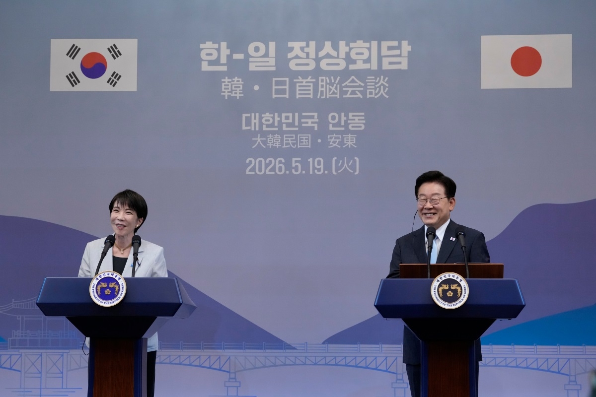 高市早苗首相（左）と韓国の李在明（イ・ジェミョン）大統領、2026年5月19日、韓国・安東市での共同記者会見で（写真：AP/Ahn Young-joon）