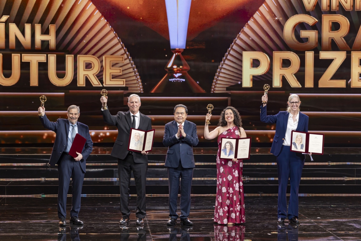 
National Assembly Chairman Tran Thanh Man presents the 2025 VinFuture Grand Prize to the scientists who discovered and developed the HPV vaccine. (Photo: VGP)
