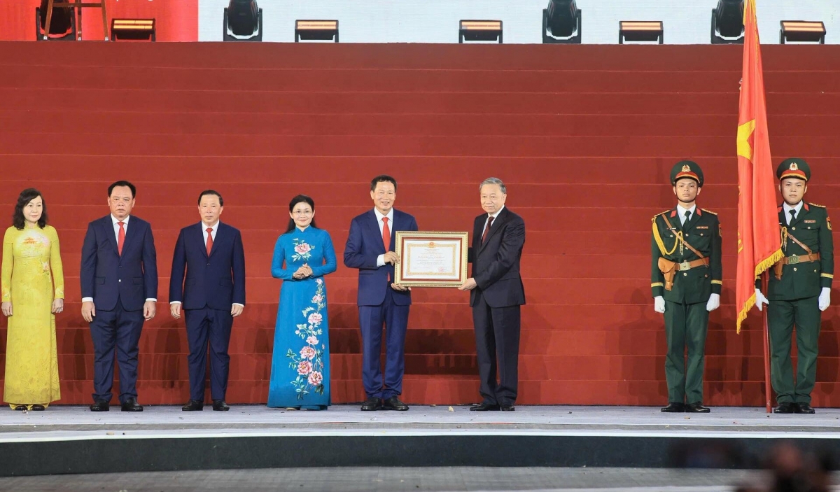 Party General Secretary and State President To Lam presents the First-Class Labor Order to Dong Nai City.  (Photo: Organizer)