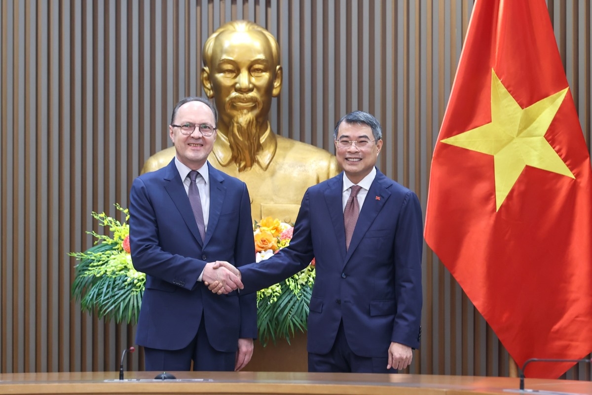 Prime Minister Le Minh Hung receives Russian Ambassador to Vietnam Gennady Bezdetko. (Photo: VGP/Nhat Bac)