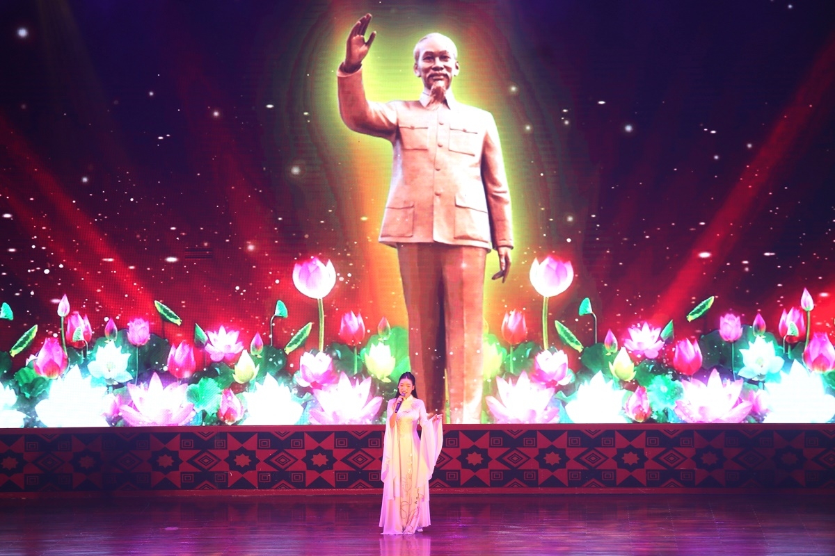 Spectacles en l'honneur du Parti, du président Hô Chi Minh et des traditions révolutionnaires à Cao Bang. Photo: VOV