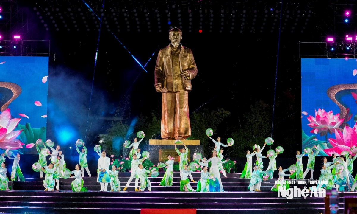 The opening ceremony of the Sen Village Festival in Kim Lien commune, Nghe An province, May 18, 2026. (Photo: Pham Bang/baonghean.vn)