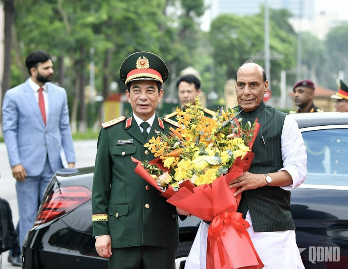 ファン・バン・ザン副首相兼国防大臣、インドのラージナート・シン国防大臣を出迎え（写真：qdnd.vn）