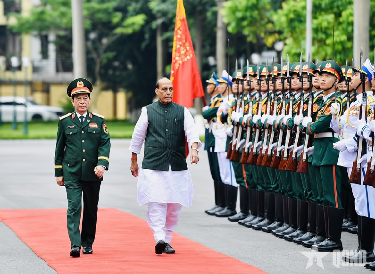 Ambos dirigentes pasan revista a la Guardia de Honor del Ejército Popular de Vietnam. Foto: qdnd.vn