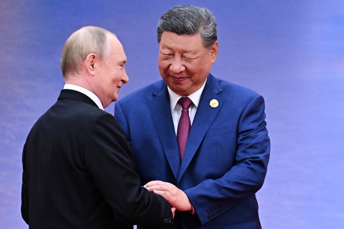 Russian President Vladimir Putin (L) and Chinese President Xi Jinping greet each other in Tianjin, China, on Aug. 31, 2025. (File photo: Sergei Bobylev/Sputnik/Kremlin/AP)