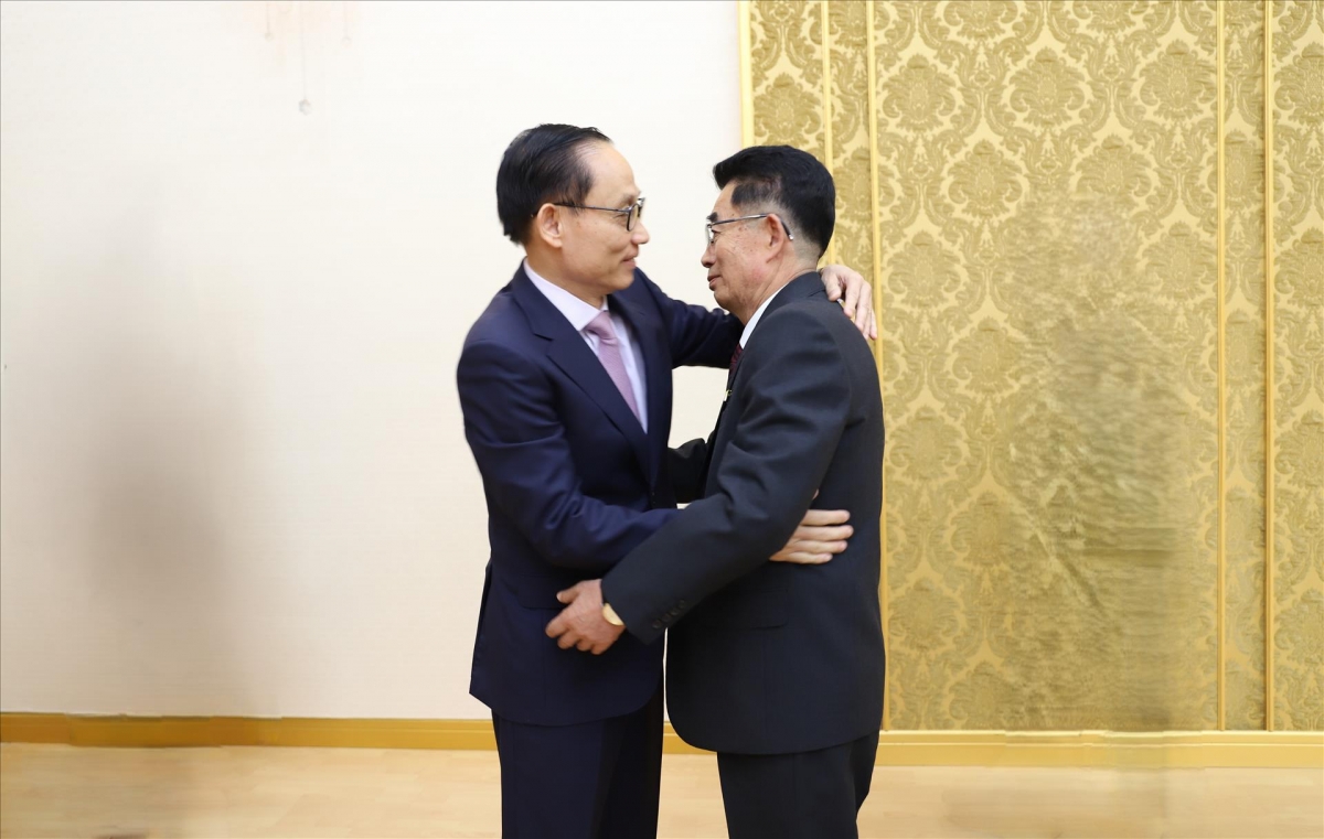 Kim Song Nam, Politburo member, Secretary of the Workers' Party of Korea (WPK) Central Committee, and Director of the International Department of the WPK Central Committee welcomes Foreign Minister Le Hoai Trung, May 14, 2026. (Photo: Do Sinh/VNA correspondent in DPRK) 