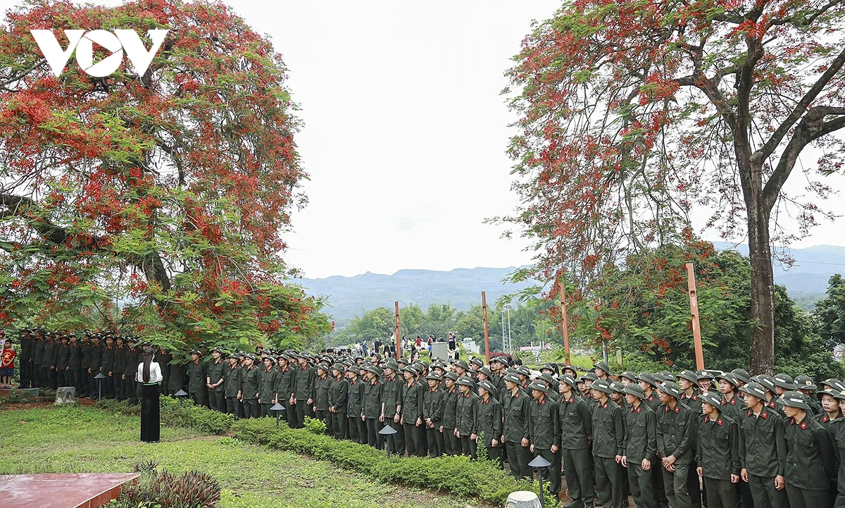Điện Biên Phủ tháng 5, dòng người từ khắp muôn phương lại tìm về các điểm di tích để ôn lại truyền thống hào hùng của dân tộc.