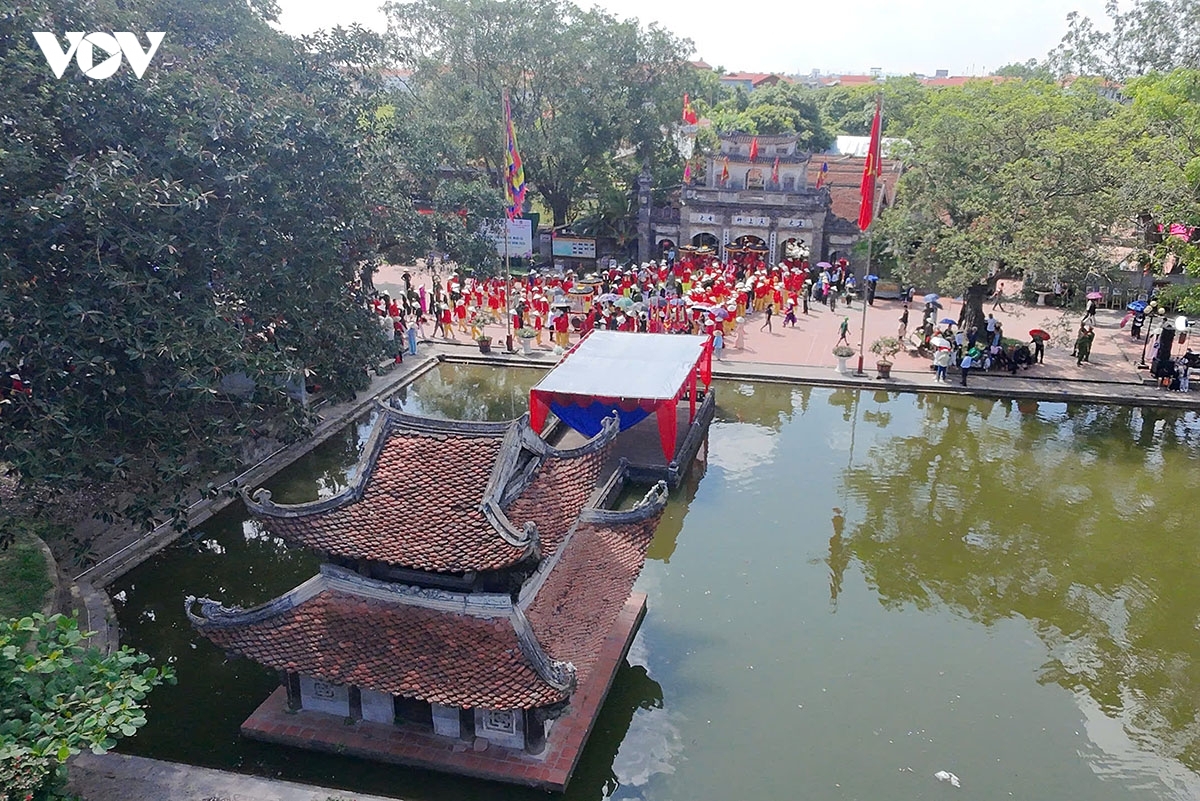 Hội Gióng đền Phù Đổng (xã Phù Đổng, Hà Nội), gắn với truyền thuyết cậu bé được mẹ sinh ra một cách kỳ lạ ở làng Phù Đổng. Khôi ngô, tuấn tú nhưng lên 3 tuổi mà vẫn chưa biết nói, biết cười, suốt ngày cậu chỉ nằm trong thúng treo trên gióng tre, tên là Gióng.