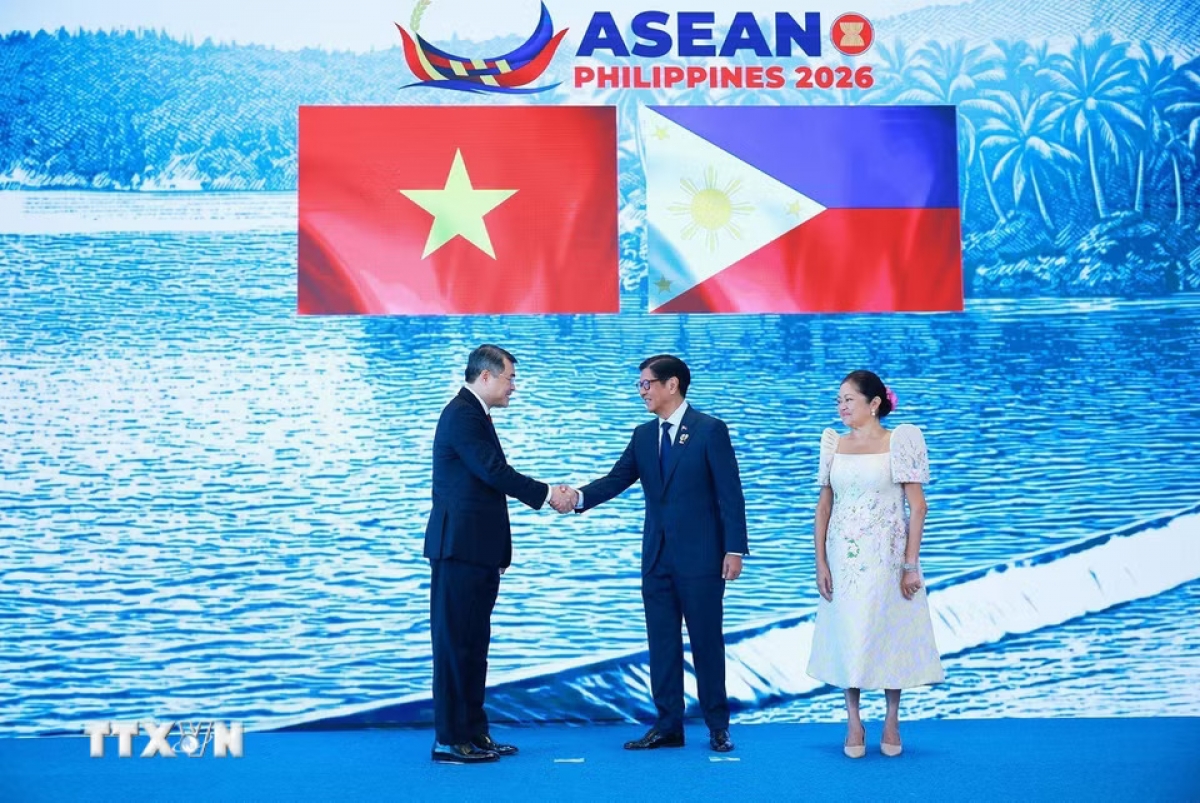 Trước đó, Tổng thống Philippines Ferdinand Romualdez Marcos Jr, Chủ tịch ASEAN năm 2026 đón Thủ tướng Lê Minh Hưng dự Hội nghị Cấp cao ASEAN lần thứ 48.