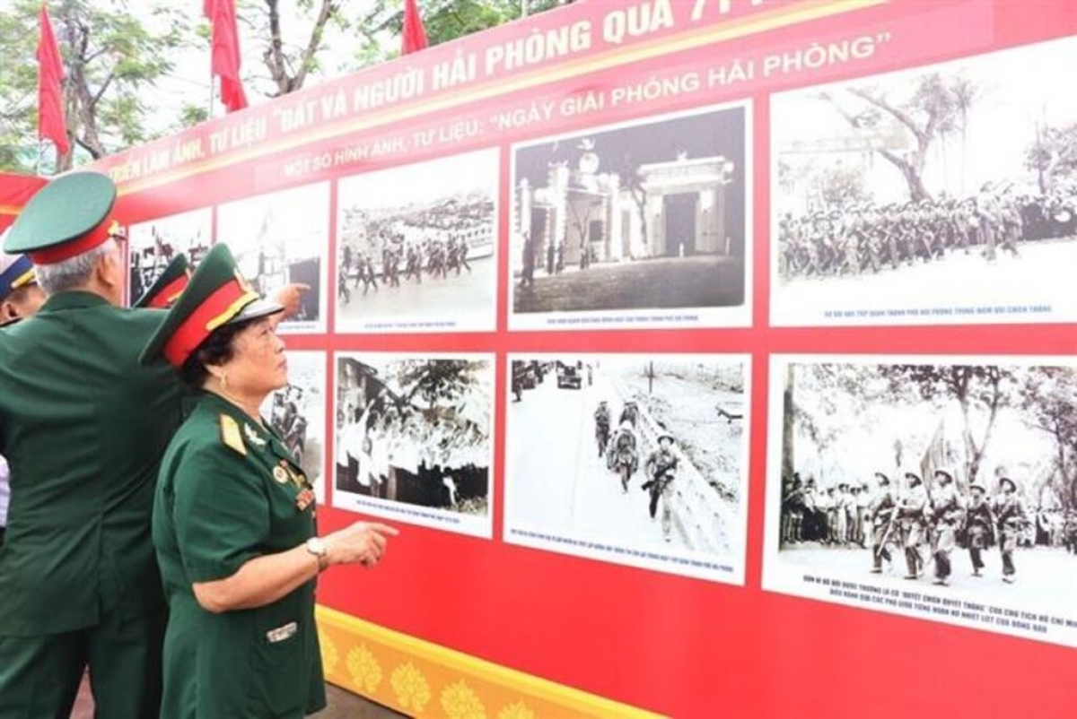 Eine Ausstellung im Rahmen der Veranstaltungsreihe zum 71. Jahrestag der Befreiung von Hai Phong. (Foto: Manh Minh/VNA)