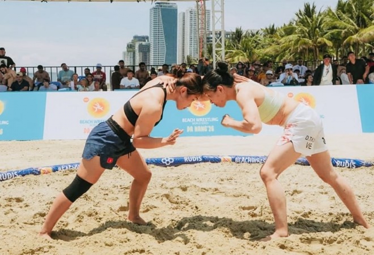 Bei den Beach-Wrestling-Weltmeisterschaften 2026 in Da Nang liefern sich die Athleten einen erbitterten Wettkampf. (Foto: Weltringerverband – UWW)