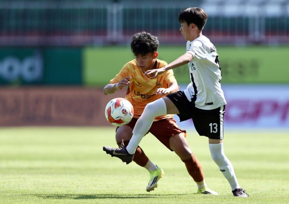 Ein Spiel beim internationalen U14-Fußballfestival Gia Lai 2026. (Foto: Minh Anh/tuoitre.vn)