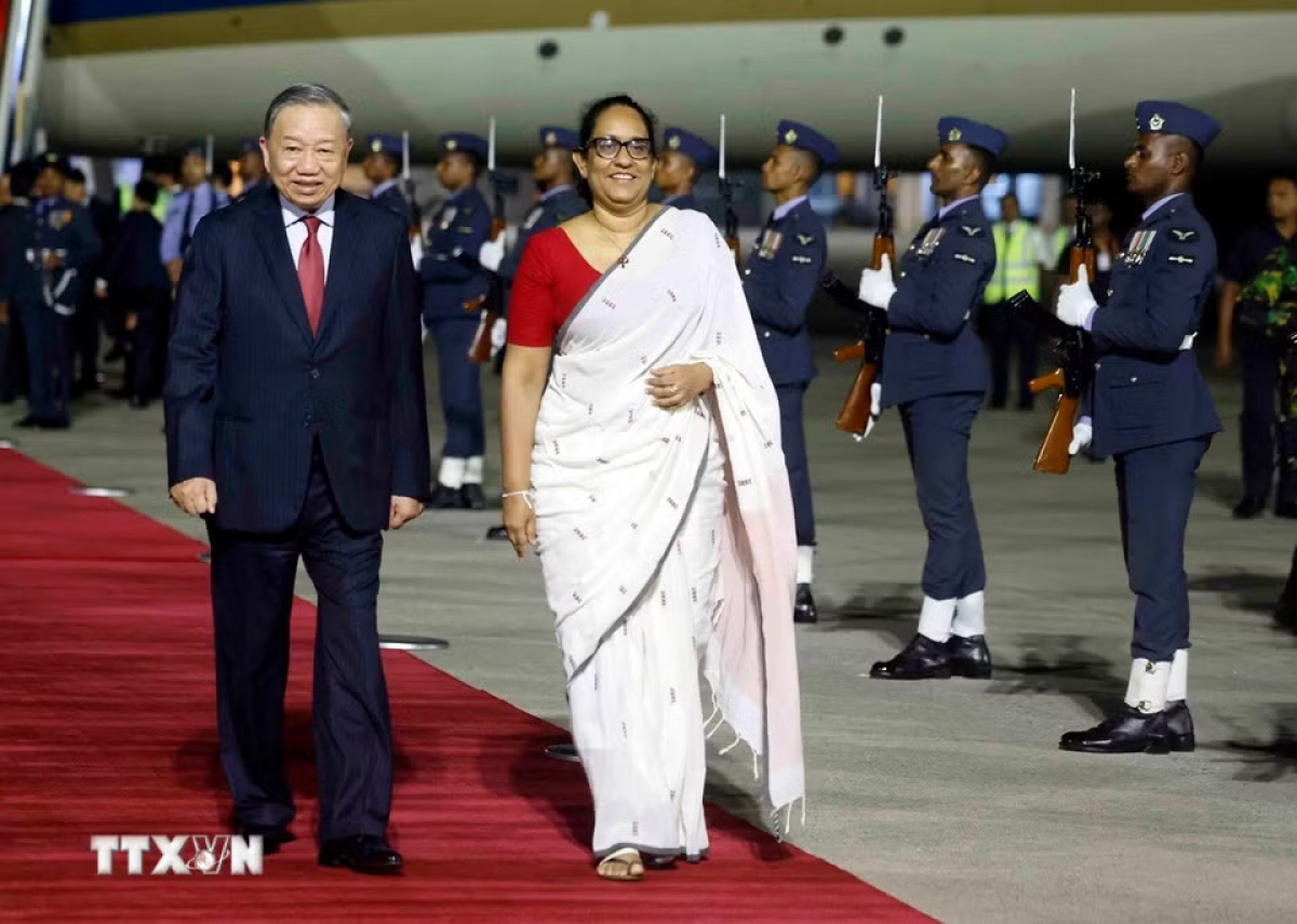 La Première ministre du Sri Lanka, Harini Amarasuriya, accueille le secrétaire général du Parti communiste et président vietnamien,Tô Lâm, à l’aéroport international Bandaranaike. Photo: Thông Nhât/TTXVN