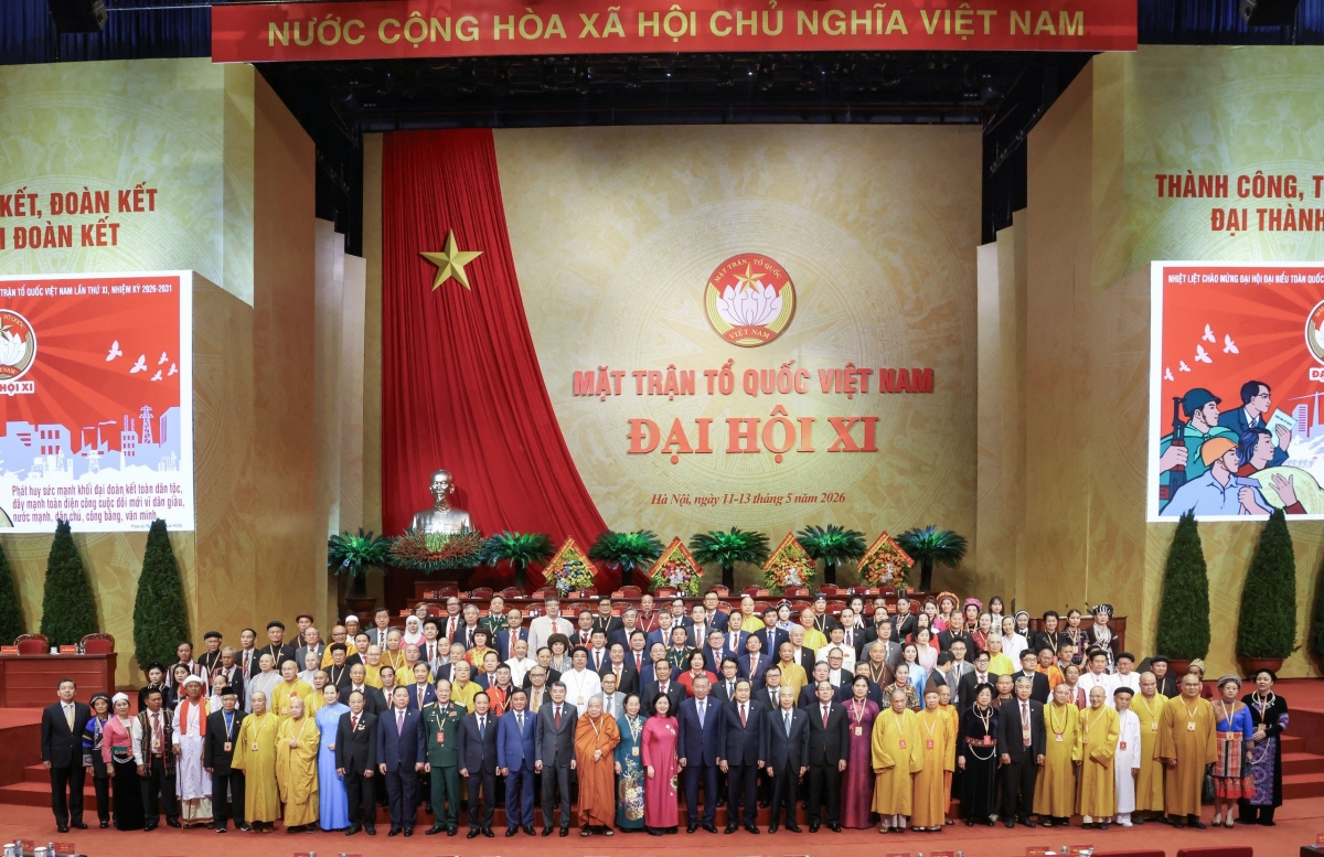 Tổng Bí thư, Chủ tịch nước Tô Lâm và các lãnh đạo, nguyên lãnh đạo Đảng, Nhà nước, MTTQ Việt Nam chụp ảnh lưu niệm với các đại biểu dự Đại hội.