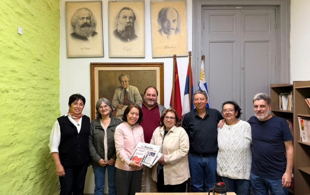 La embajadora vietnamita en Argentina, concurrente en Uruguay, Ngo Minh Nguyet (tercera desde la izquierda), junto con representantes del Partido Comunista de Uruguay. Foto: VNA