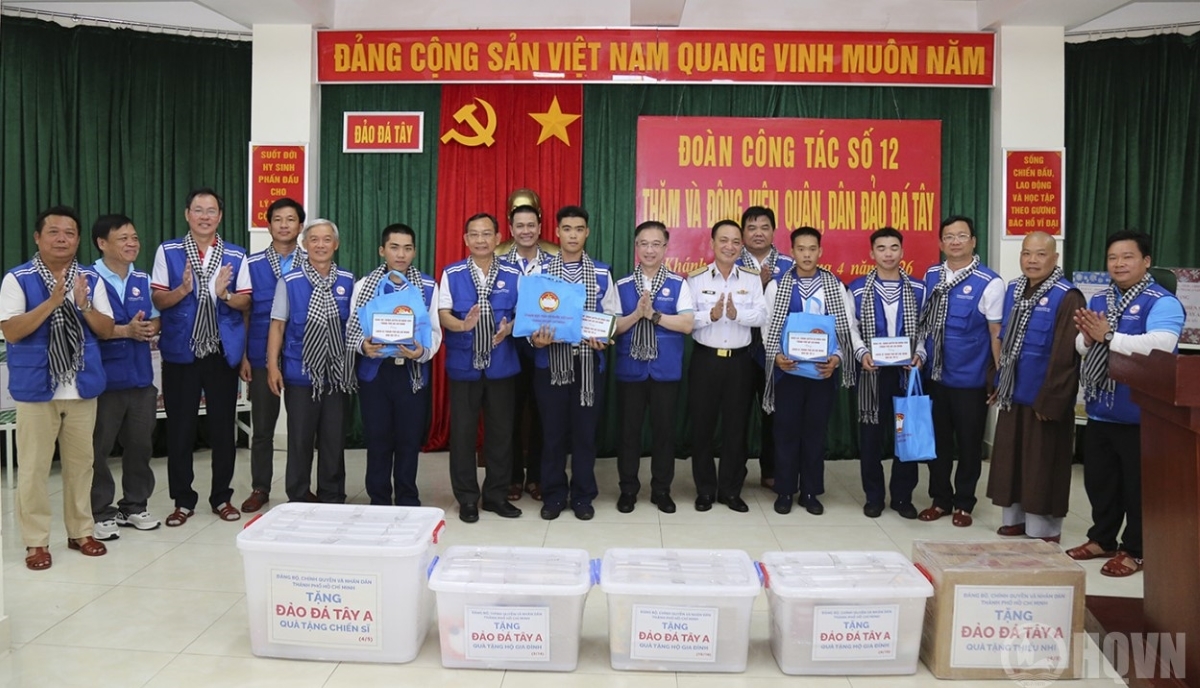 Lãnh đạo TP. Hồ Chí Minh trao quà tặng quân dân trên các đảo, nhà giàn. Ảnh: baohaiquanvietnam.vn