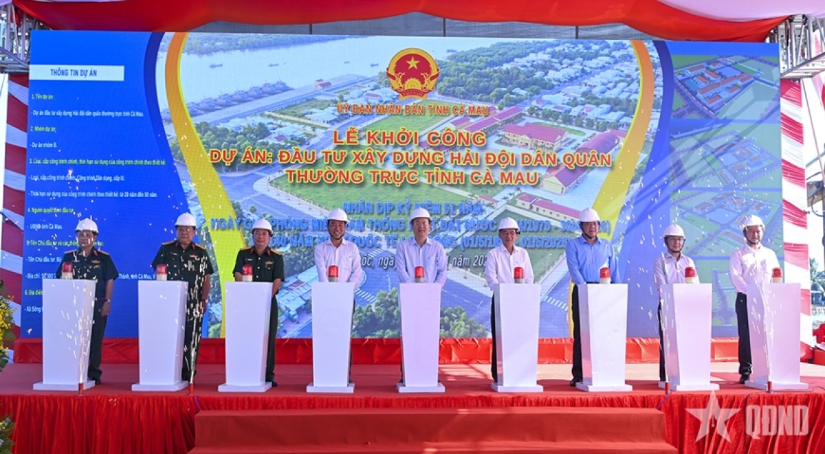 Các đại biểu thực hiện nghi thức khởi công Dự án đầu tư Hải đội Dân quân thường trực tại xã Sông Đốc, tỉnh Cà Mau. Ảnh: qdnd.vn