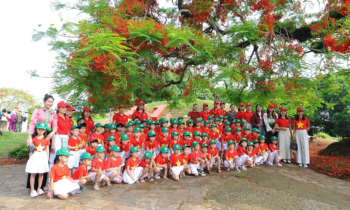 Sắc đỏ của phượng vỹ hòa cùng màu áo đỏ sao vàng rực rỡ tại các điểm di tích Tại các nghĩa trang liệt sĩ A1, Him Lam, Độc Lập, Tông Khao…, không khí trang nghiêm bao trùm khắp các khu tưởng niệm.