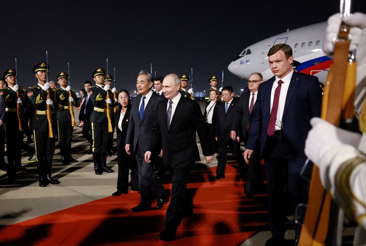 ທ່ານ​ປະ​ທາ​ນາ​ທິ​ບໍ​ດີ ລັດ​ເຊຍ  Vladimir Putin  ແລະ ທ່ານ​ລັດ​ຖະ​ມົນ​ຕີ​ການ​ຕ່າງ​ປະ​ເທດ ຈີນ ຫວາງອີ ໃນ​ພິ​ທີ​ຕ້ອນ​ຮັບ​ຢູ່​ສະ​ໜາມ​ບິນ ປັກ​ກິ່ງ ໃນ​ວັນ​ທີ 19 ພຶດ​ສະ​ພາ (ພາບ:  Sputnik/Vladimir Smirnov/REUTERS)