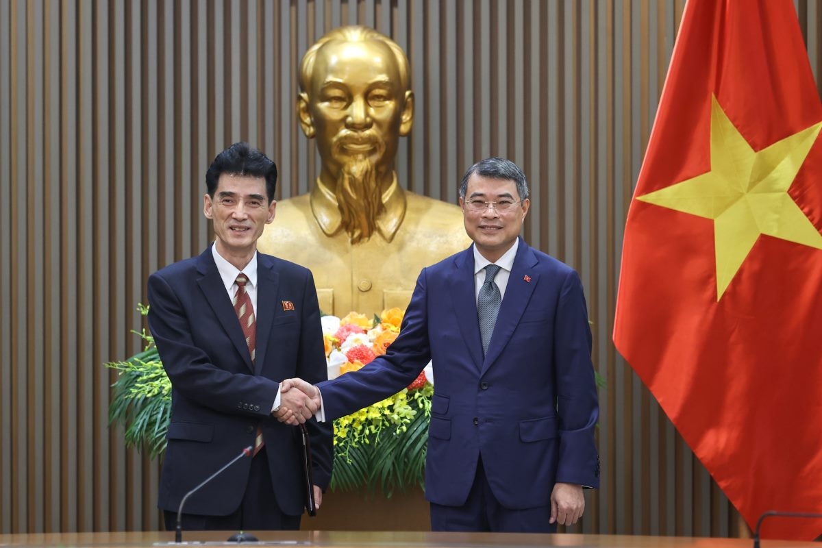 Prime Minister Le Minh Hung receives Mr. Ri Sung Guk, Ambassador of the Democratic People's Republic of Korea to Vietnam. Photo: VGP/Nhat Bac