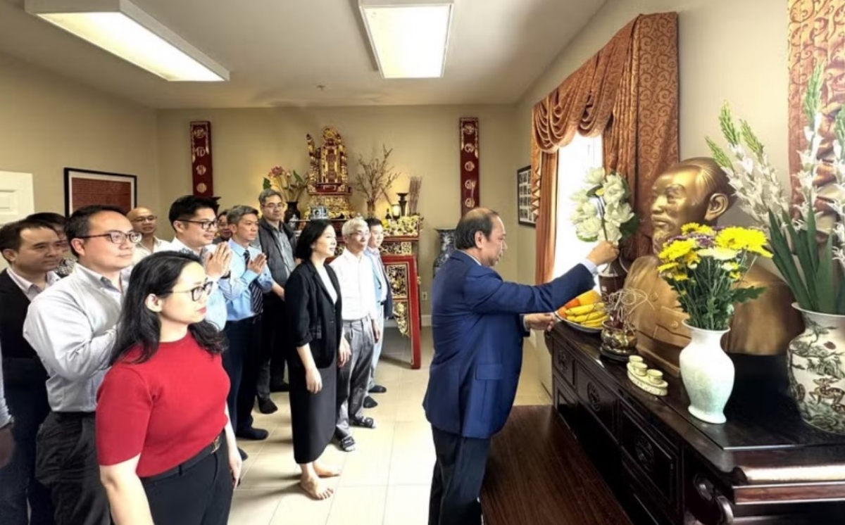 Đại sứ Nguyễn Quốc Dũng và các đại biểu đã dâng hương và tưởng nhớ Chủ tịch Hồ Chí Minh. Ảnh: Đoàn Hùng/TTXVN