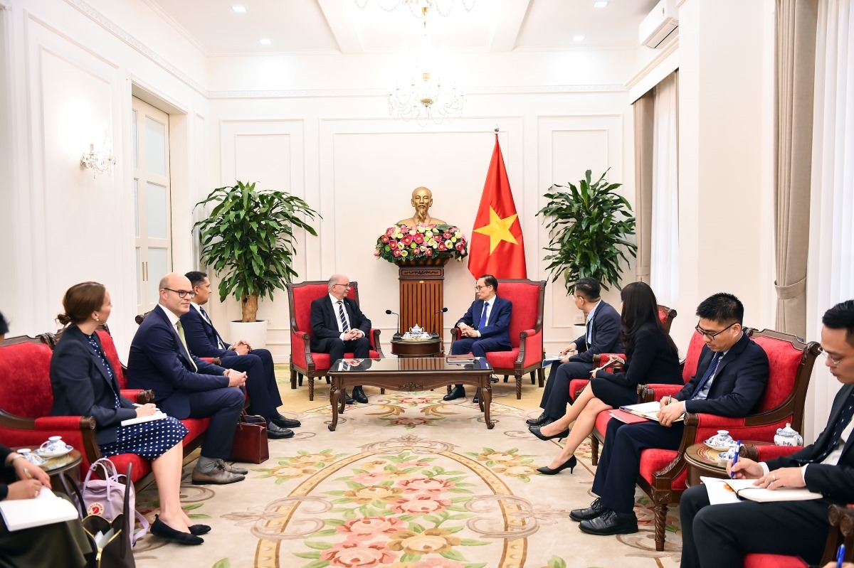 Minister of Foreign Affairs Le Hoai Trung receives Swedish State Secretary for Foreign Affairs Dag Hartelius at the Ministry of Foreign Affairs headquarters (Hanoi) on May 19. (Photo: Ministry of Foreign Affairs)