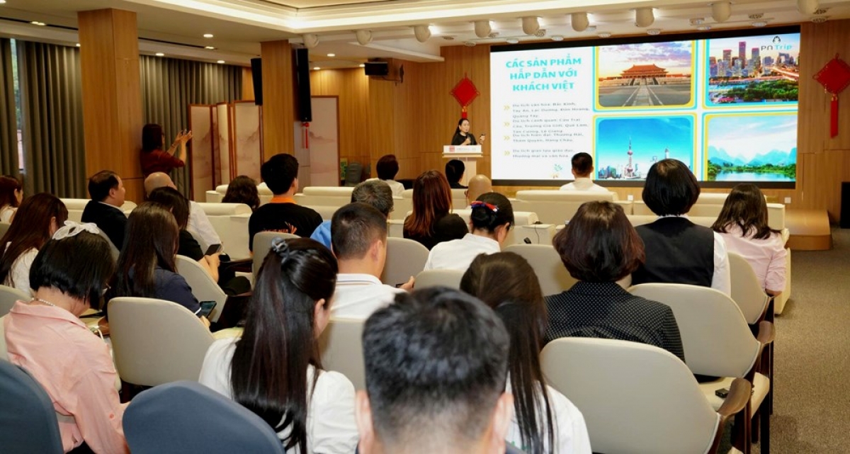 The program attracts the participation of numerous travel agencies, airlines, banks, and tourism businesses of Vietnam and China. (Photo: baovanhoa.vn)