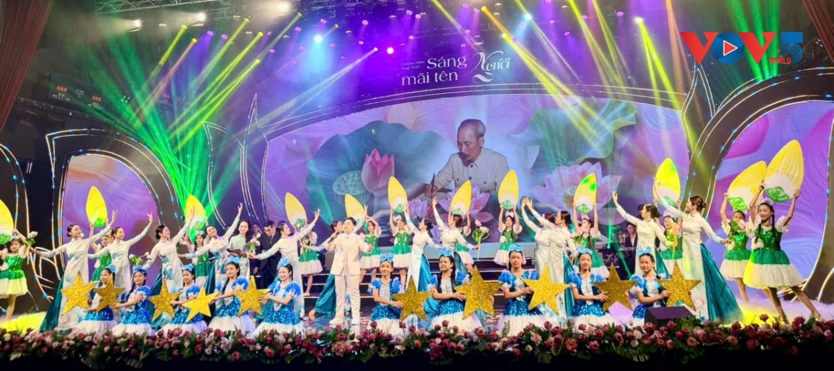 El programa artístico “Su nombre brillará para siempre” para conmemorar el 136.º aniversario del nacimiento del presidente Ho Chi Minh. Foto: Bich Ngoc/VOV