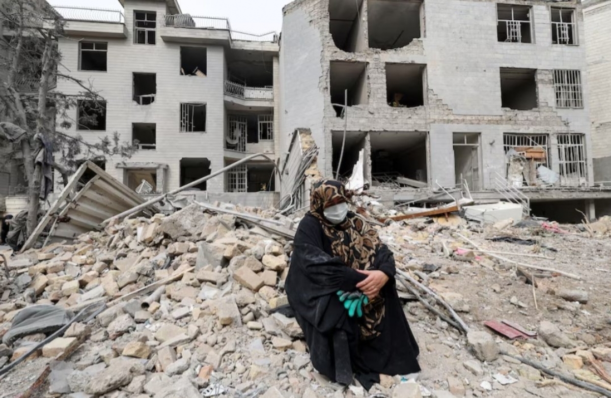 Una mujer se sienta frente a un edificio destruido tras ser dañado este por un ataque aéreo, en Teherán, Irán, el 12 de marzo de 2026. Foto: REUTERS/Alaa Al Marjani
