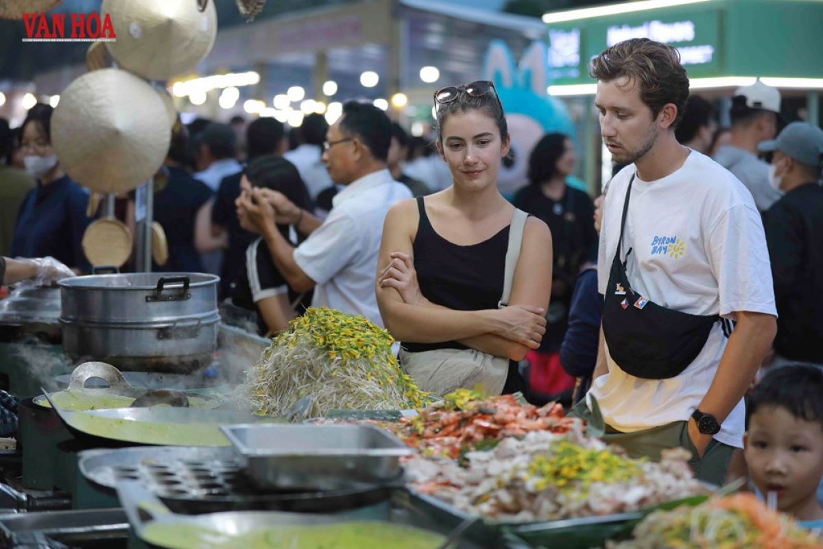 International visitors explore and enjoy cuisine at the Da Nang Food Tour Festival 2025. (Photo: baovanhoa.vn)