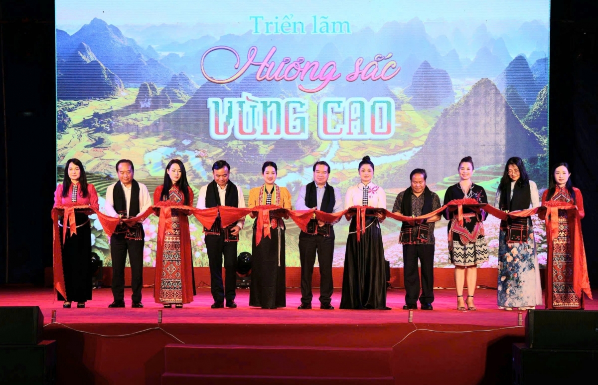 Cắt băng khai mạc triển lãm - Ảnh: BTC cung cấp